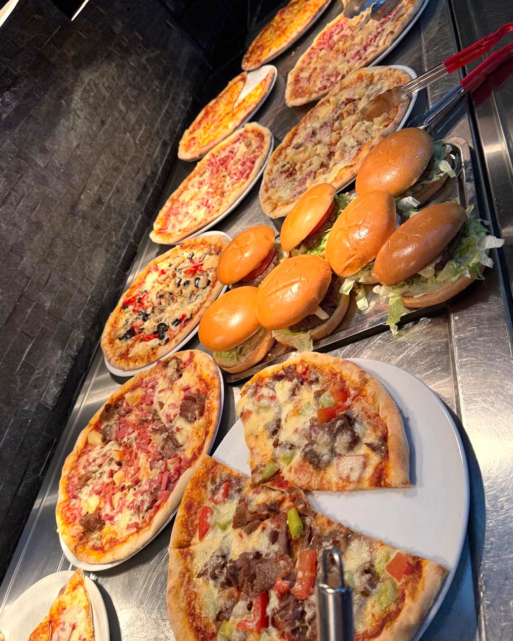 Lounasbuffet: pizzoja ja hampurilaisia La Melissä Keuruulla