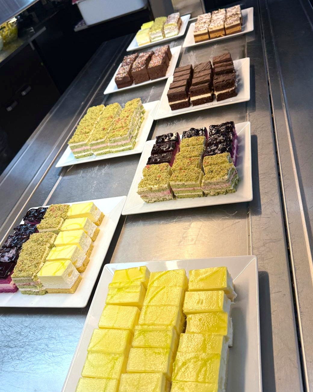 Jälkiruokapöytä palakakkuineen ja brownieineen La Melissä